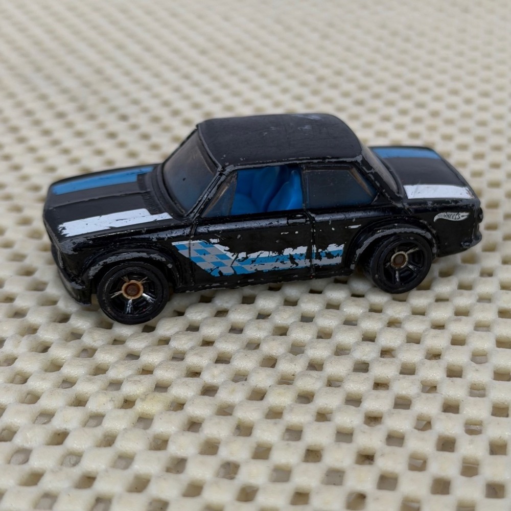 Hot Wheels BMW 2002 Black Blue White Racing Stripes 1:64 Diecast Car 2011 J14